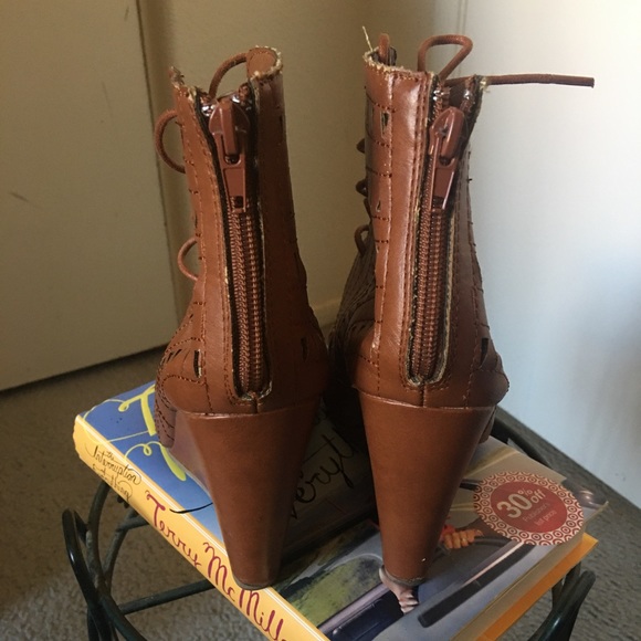 🚨 5/$20 Adorable lace up wedge sandal booties - Picture 6 of 10